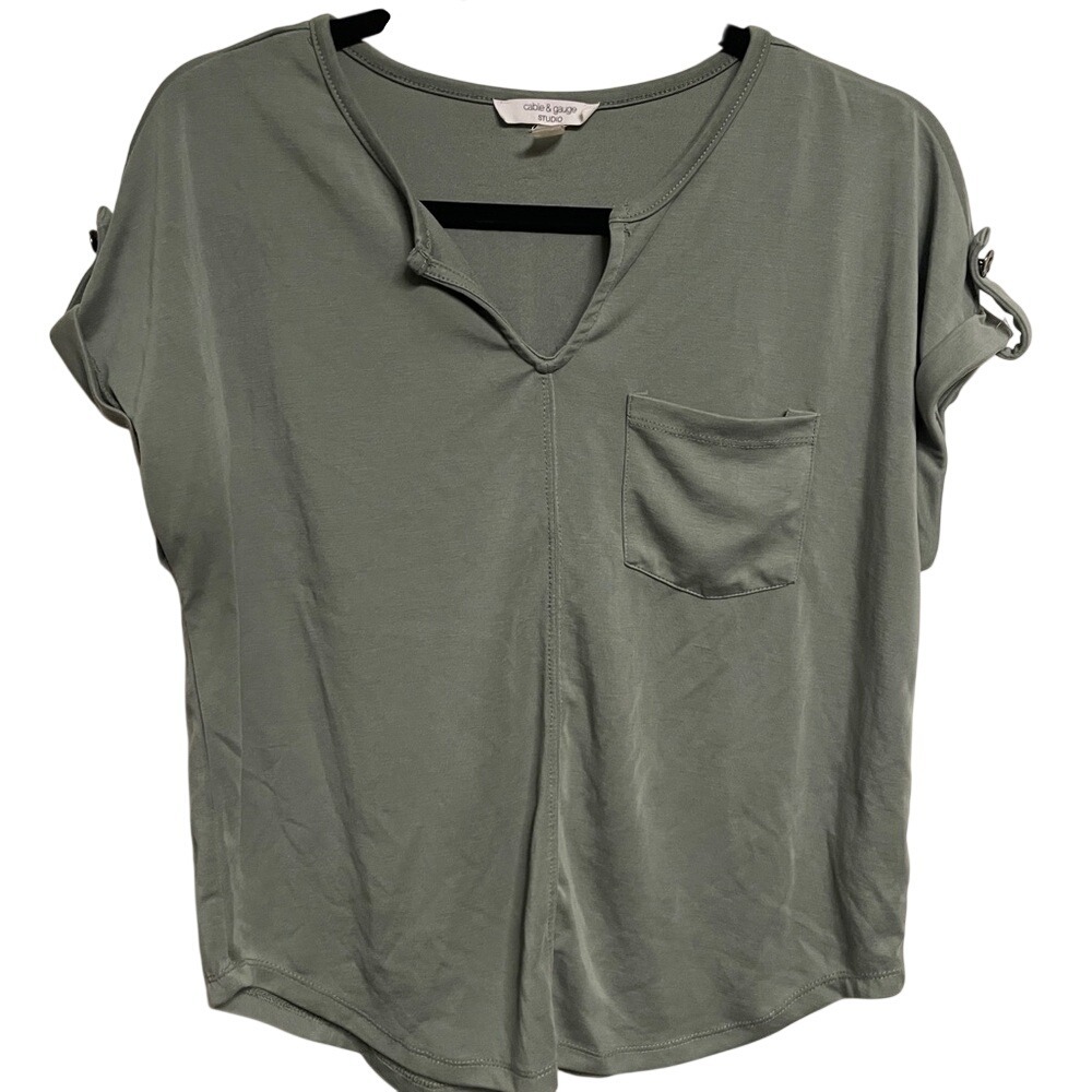 Cable & Gauge Studio Sage Green Split V-Neck Pocket Top Short‎ Sleeve S